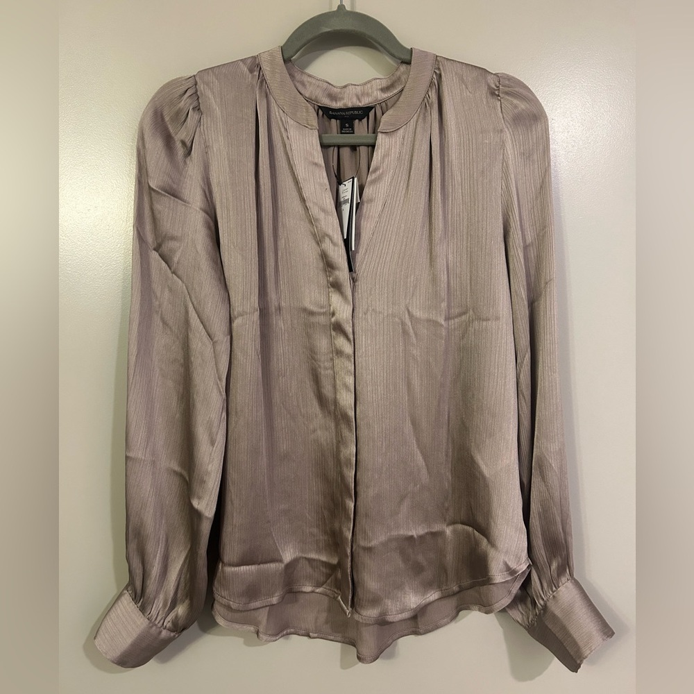 NWT new with tags Beautiful Shiny Banana Republic Shirt, size small S